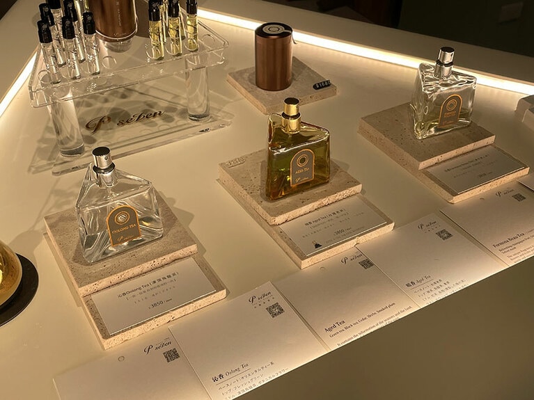 手作りガラスで触り心地も良好なボトル。