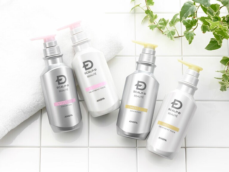 左から：スカルプD ボーテ 薬用スカルプシャンプー(医薬部外品)〔ボリューム〕、薬用トリートメントパック〔ボリューム〕、薬用スカルプシャンプー〔モイスト〕、薬用トリートメントパック〔モイスト〕各350ml 3,900円(税込)／アンファー株式会社