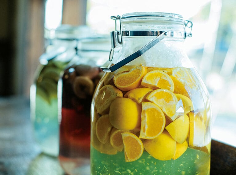 島で穫れた八朔や早生みかん、島すももなどを漬け込んだ自家製の果実酒。20種類以上を楽しめる。