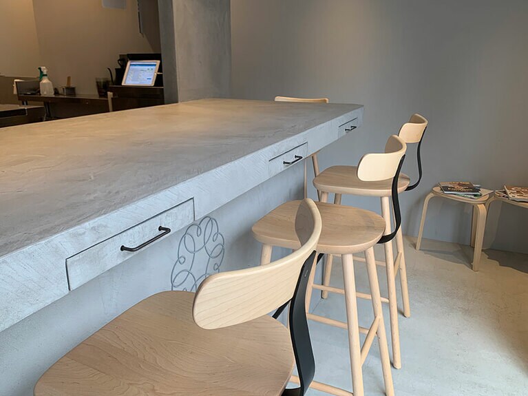 スタイリッシュな店内。引き出しにはお手拭きやカトラリーが。