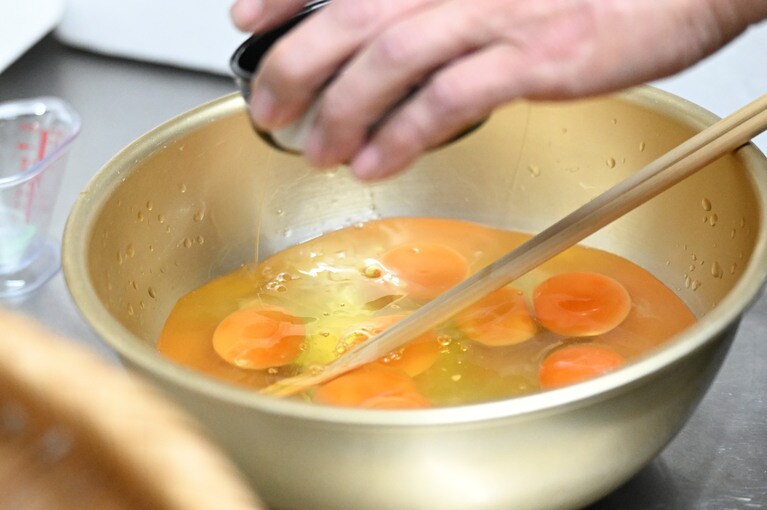 MとLサイズの卵をミックスして、卵白の量を調整。