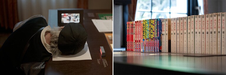 左：テーブルにそっと耳を当てると「細野さんが歌ってる」……のを聴く細野さん（笑）。右：強く影響を受けた漫画の世界。学校のノートはさながら落書き帳だったという。