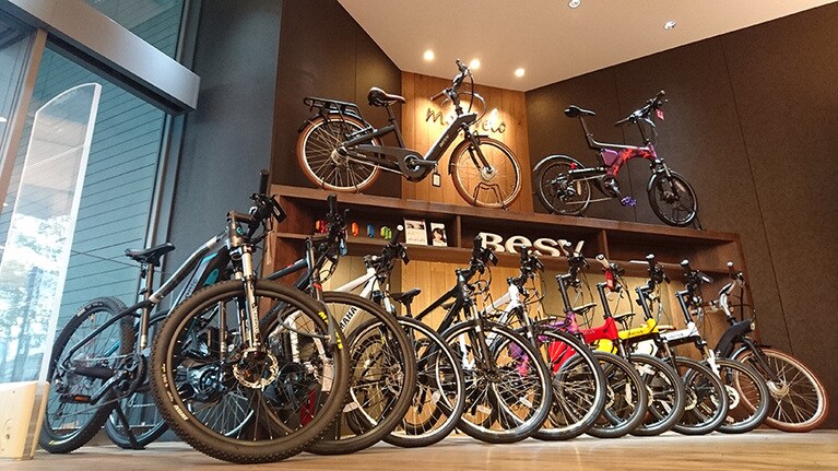 店内にはさまざまな電動アシスト自転車が所狭しと並んでいます。