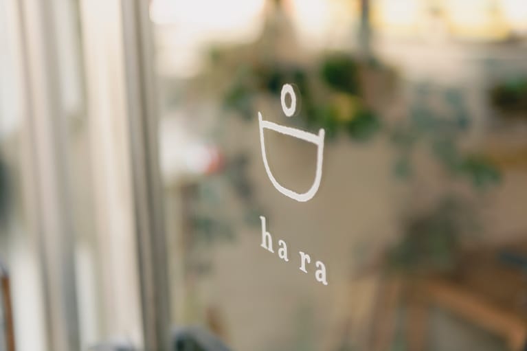 器に水が満ちているのを表現したロゴマーク。