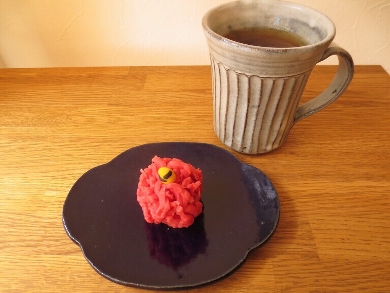 きんとん350円×宇治「堀井七茗園」のほうじ茶「縣（あがた）の香」500円。マグカップで。