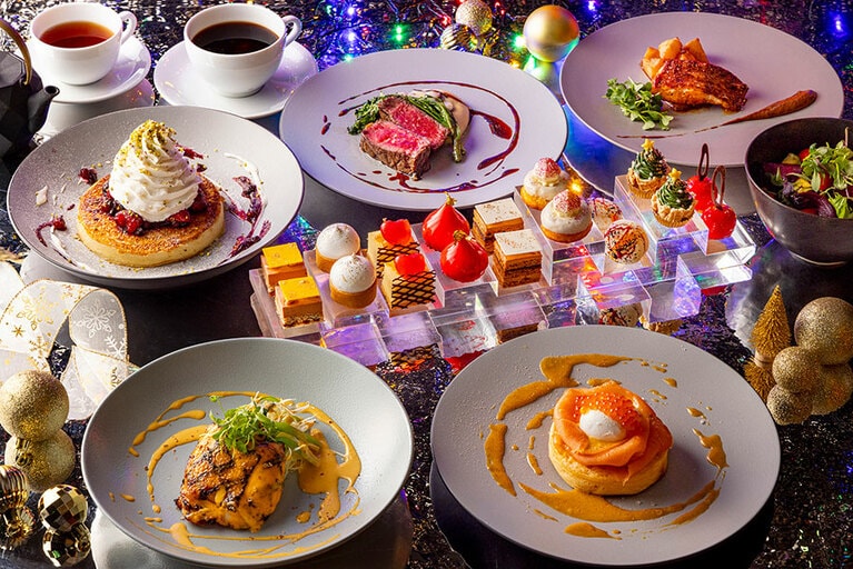 「Manhattan Lights Christmas Afternoon Tea」はスイーツの数々にプラスし、サラダと選べるメイン付く。平日 1名6,200円、週末 1名7,000円（ともに税込・サ別）。提供期間は2023年12月25日（月）まで。