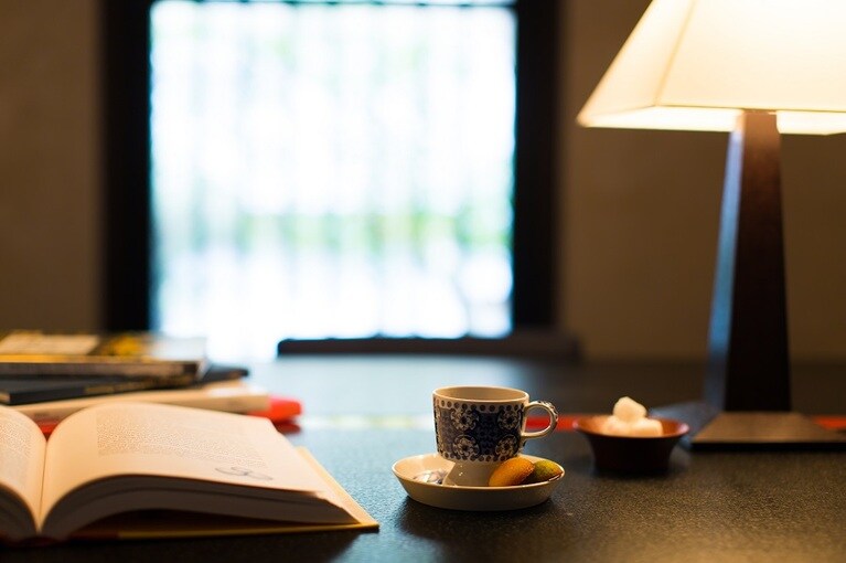 蔵では、朝10:00から12:00まで、浅煎りでスッキリとした味わいのコーヒーを一杯ずつハンドドリップで用意してくれる。