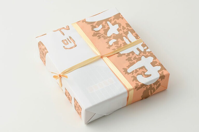 下野菓子処 うさぎや「宇都宮銘菓 チャット」1,404円(10個入り)。うさぎやの包装紙も昔ながらの味わい／栃木県