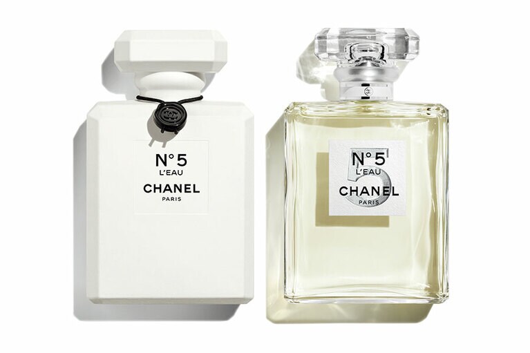 シャネル N°5 ロー オードゥ トワレット 100mL 19,580円(数量限定発売)。発売日：10月29日(金) ©CHANEL