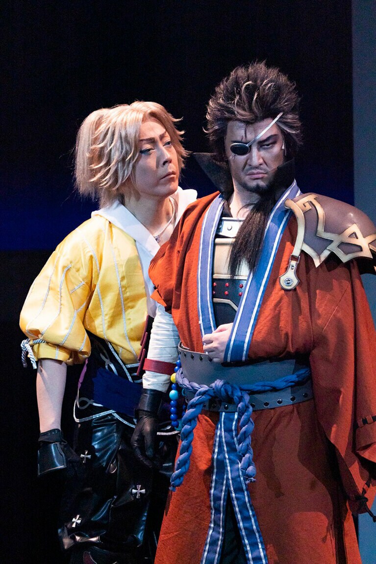 左からティーダ（尾上菊之助）、アーロン（中村獅童）©SQUARE ENIX／『新作歌舞伎 ファイナルファンタジーⅩ』製作委員会