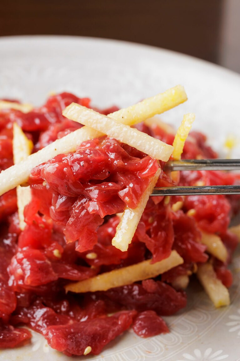 卵黄、細切りのリンゴをよく混ぜてゴマ油と塩で。