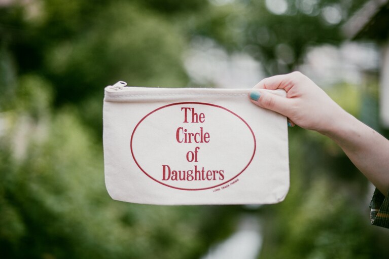 BIG CIRCLE LOGO キャンバスポーチ 2,420円。