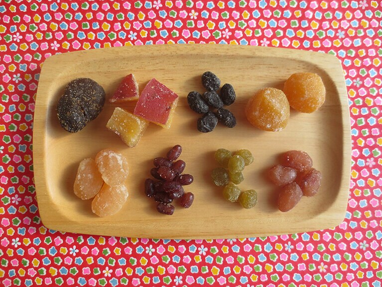 上左から「お多福」1袋650円、「いも納糖」600円、「黒豆」600円、「栗納糖」1,250円。下左から「斗六」「小豆」「青豌豆」「金時」は全て1袋各460円。