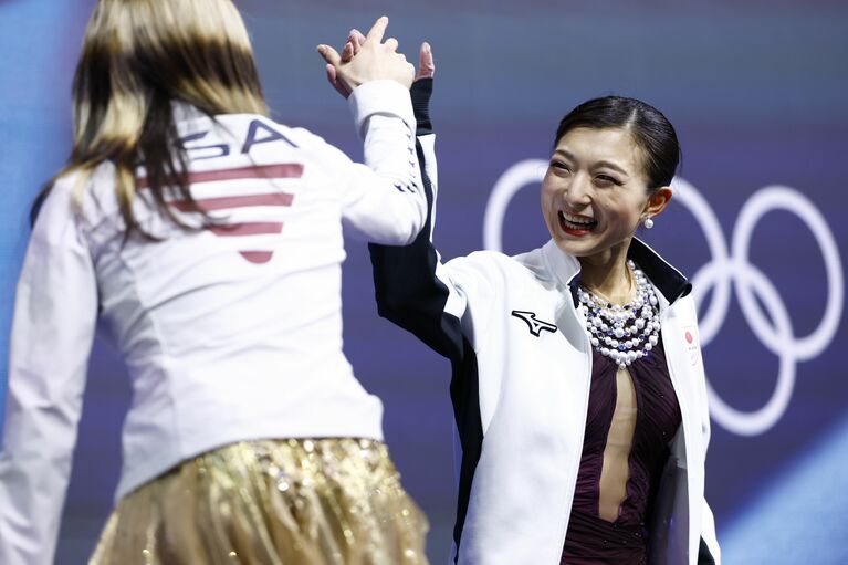 あと1枚…！ハイタッチする坂本花織＆アリサ・リウ