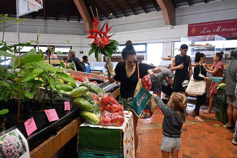 食材と一緒に花を買った女性。ちなみにエコバッグ率、高いです。