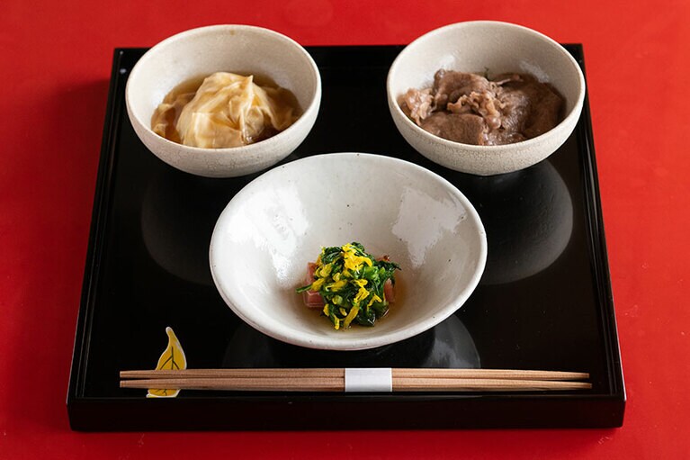 左奥から時計回りに、湯葉蒸し、牛肉の炊合せ、菊和え。