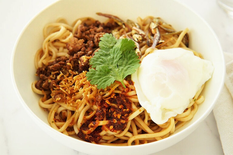 具はオリジナルと同じで、ポーチドエッグを追加しよう。フライドオニオンで香ばしさを追加するのもおすすめ。