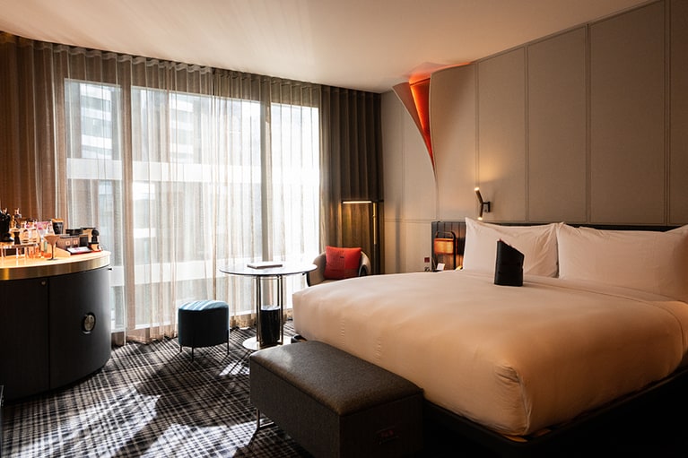 「Wメルボルン」のスタンダード〈ワンダフルルーム キング〉1泊AUD400～。