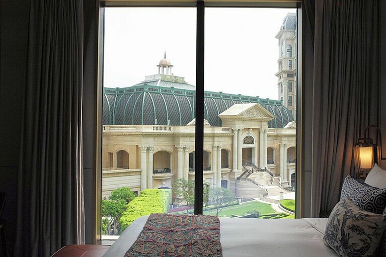 目覚めれば窓の外に緑が広がるガーデンビューの部屋。