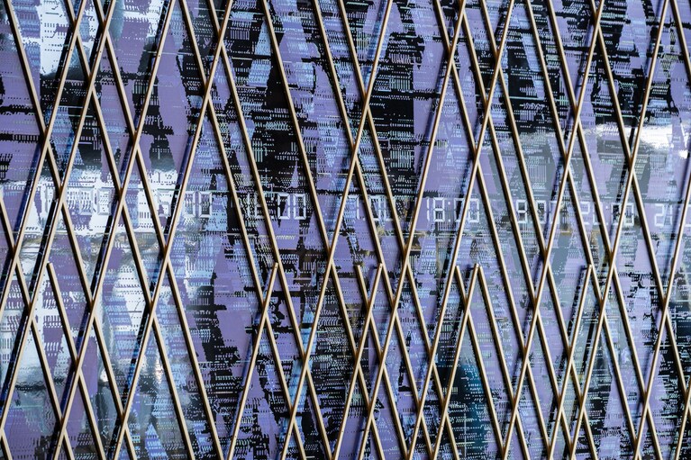 11:53 ロビーにはダイヤグラムがモチーフのアートも。15:00のチェックインまで荷物を預けて、アフタヌーンティーを満喫。