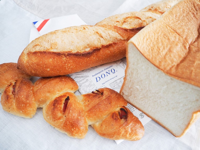 今回頼んだのは、パン・ド・ミ(角) 1/2サイズ 531円、バタール 330円、ベーコンエピ 330円。撮影：CREA WEB編集部