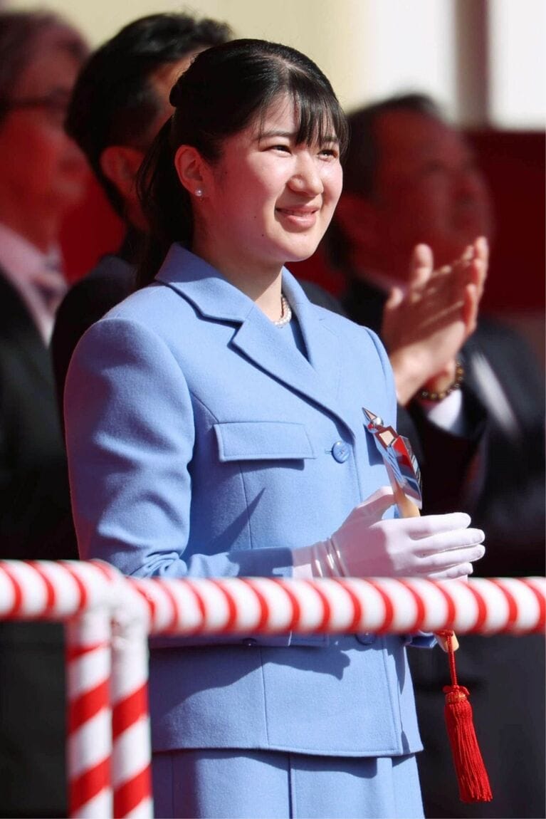 2025年3月、北極域研究船「みらいII」の命名・進水式に出席された愛子さま。WBCご観戦では同じスーツをお召しに　©時事通信社