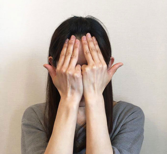 両手の指3本を額の生え際に置く。頭を指に預けるようにして体重をかけながら、額の生え際を3回刺激する。3回を1セットとして、3セット程度行う。