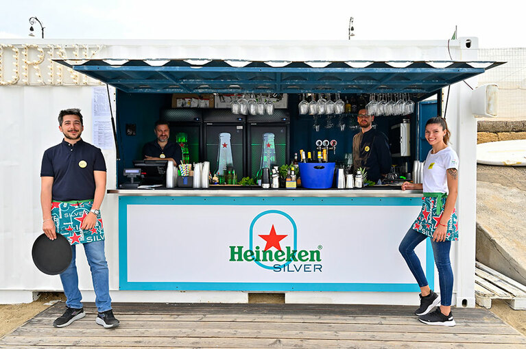 ビーチバーでは本格的なカクテルを。