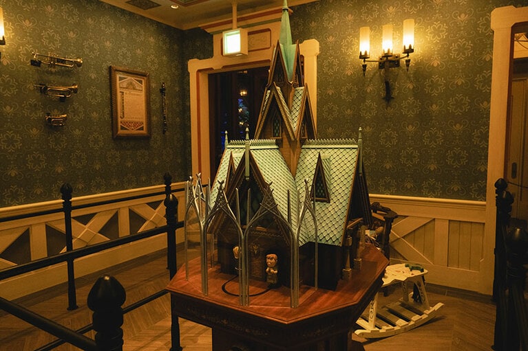 プレイルームの中央には大きなオルゴールが。