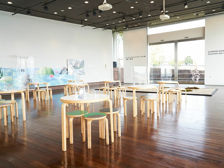 約350平方メートルのテラスは、ギャラリースペースと休憩スペースの間仕切りがないのが特長。丸いスツールも作品のひとつ。