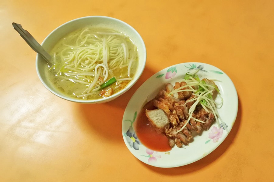 写真左から「麺・湯(20元)」に「紅燒肉(1人分、50元)」。
