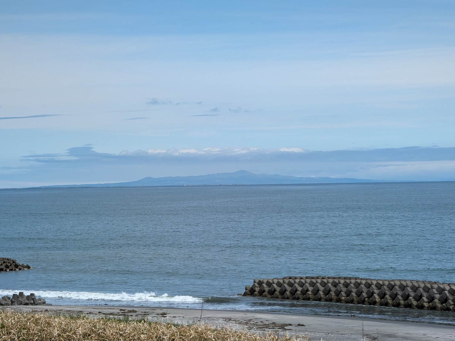検出対象の写真。撮影場所は「北海道野付郡別海町床丹」ですが、背後に見える国後島もしくは野付半島、あるいはオホーツク海といった要素に言及されていれば正解と言えます