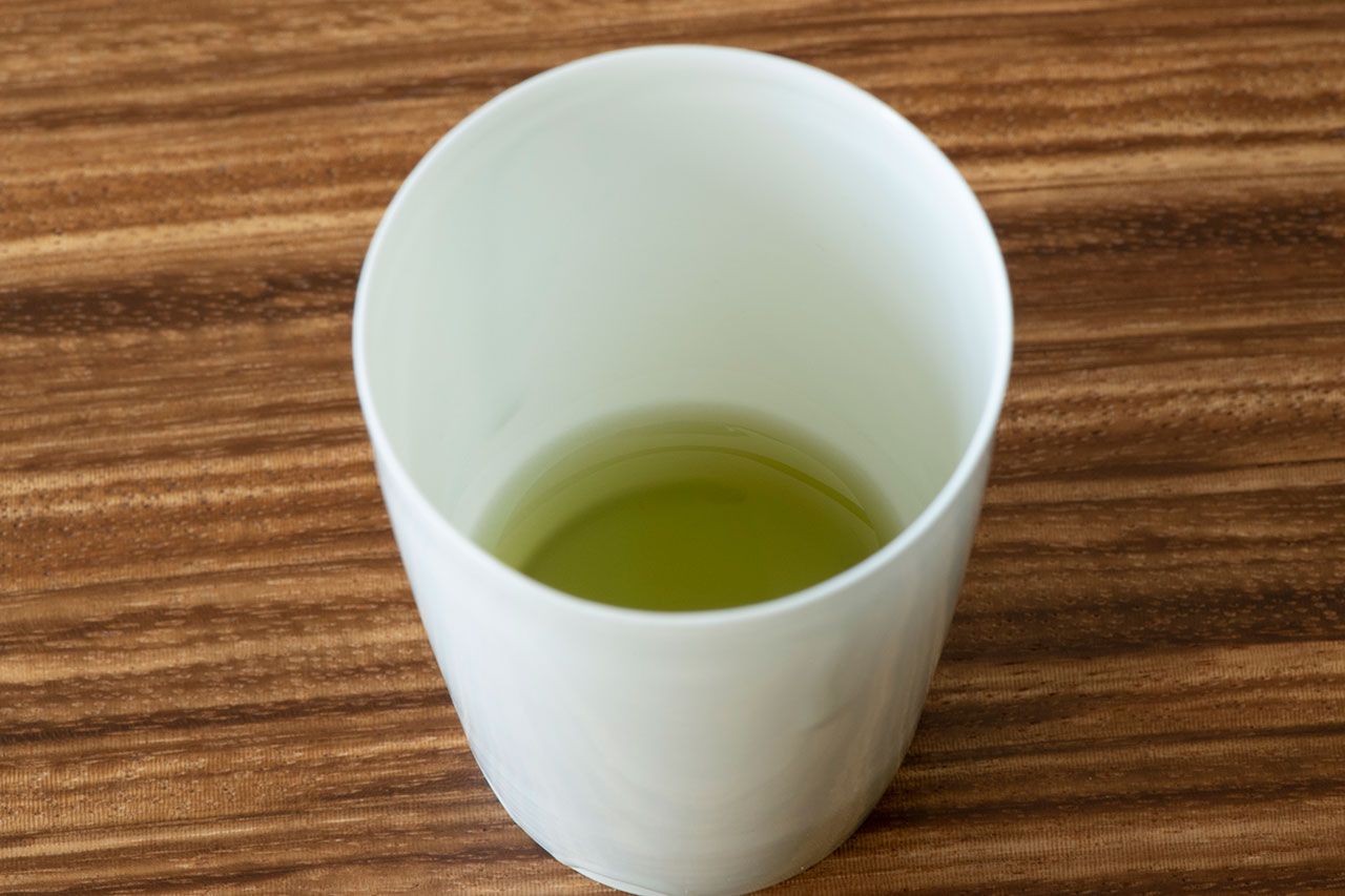 農口尚彦研究所の酒造りで使用されている仕込み水を用いた菊茶。季節によってお茶の香り・温度を変えているという
