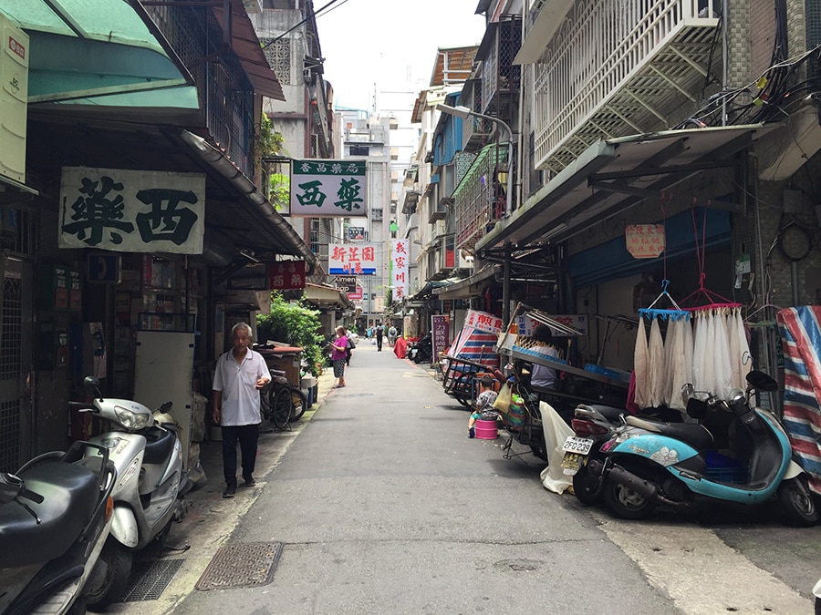レストランと住宅が混在しているのが、四川ストリートの特徴。