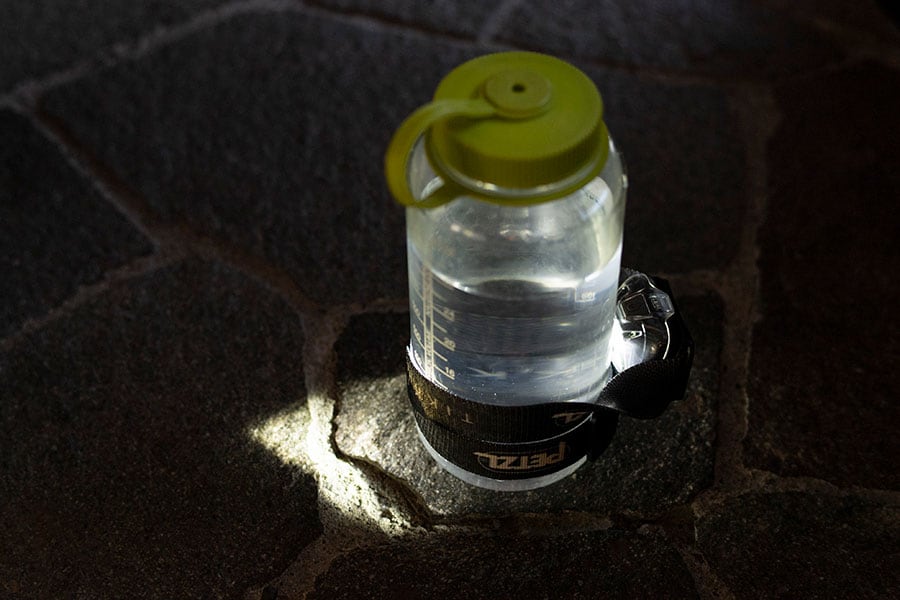 水を入れたボトルにヘッドライトを巻き付けると、光が拡散される。