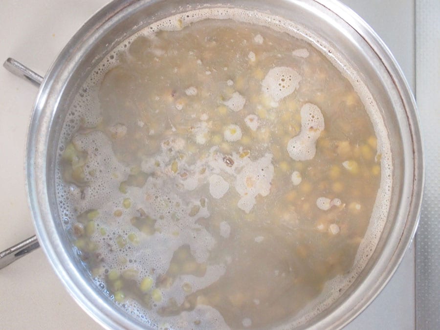 （2）緑豆は、水とともに鍋に入れて柔らかくなるまで煮ます。