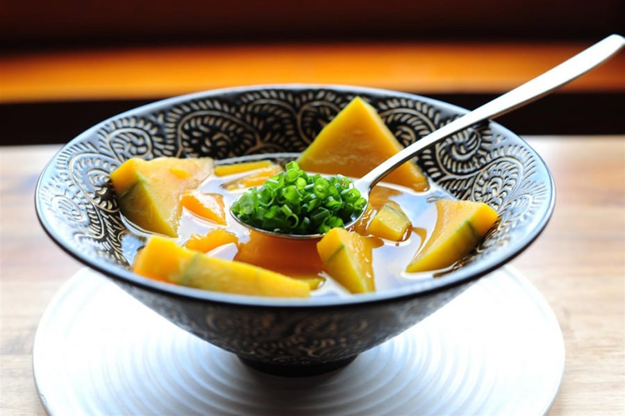 炊いたカボチャのシンプルな料理。”フロム・ファーム・トゥ・テーブル”(農場からテーブルへ)をコンセプトに、新鮮なサパ野菜を使用。