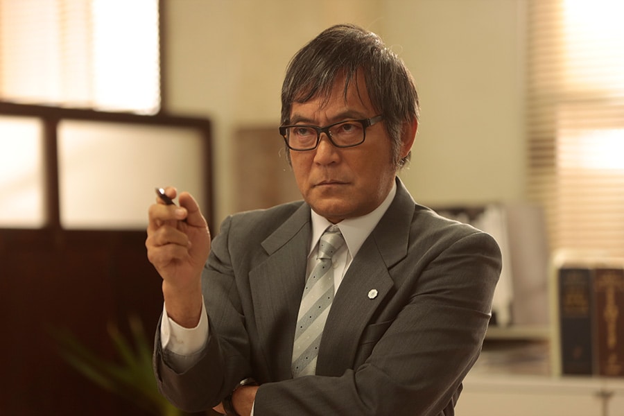今回はキビキビ有能な九州出身（？）の執行官役。©テレビ朝日