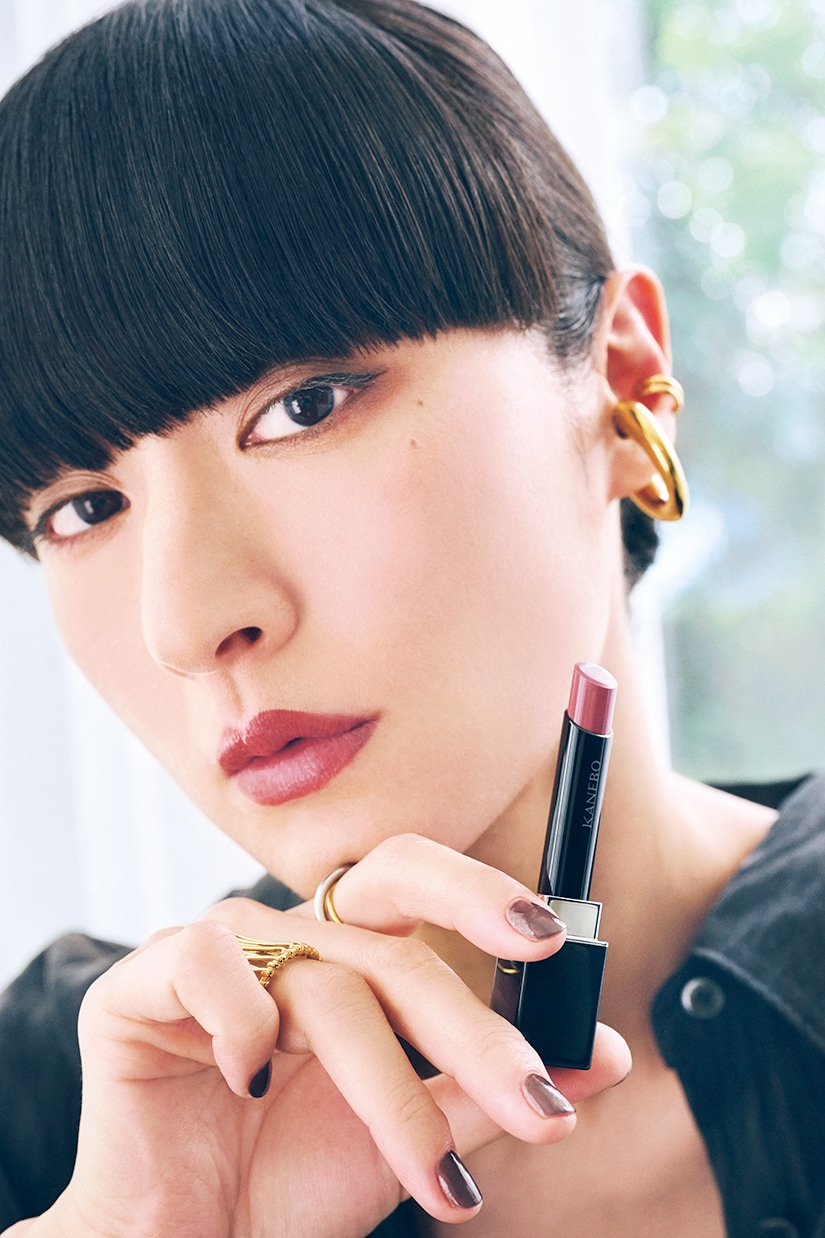 ルージュは個性を表現するものだからこそ色にこだわりがある。私を象徴する真紅もいつか塗り替えられるかもしれない。ルージュスタードラマが、その予兆になる可能性を秘めて。シシドさん使用色：カネボウ　ルージュスタードラマ D207　5,060円。