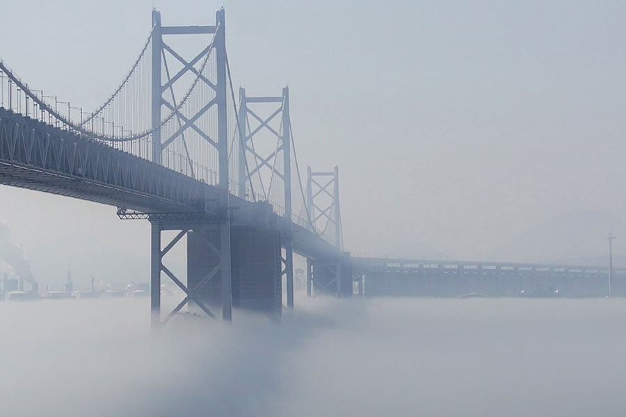 【香川県】霧に浮かぶ瀬戸大橋。