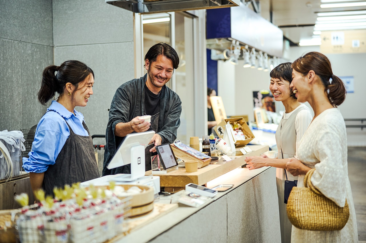 お店の方と交流しながら食文化を学べる。