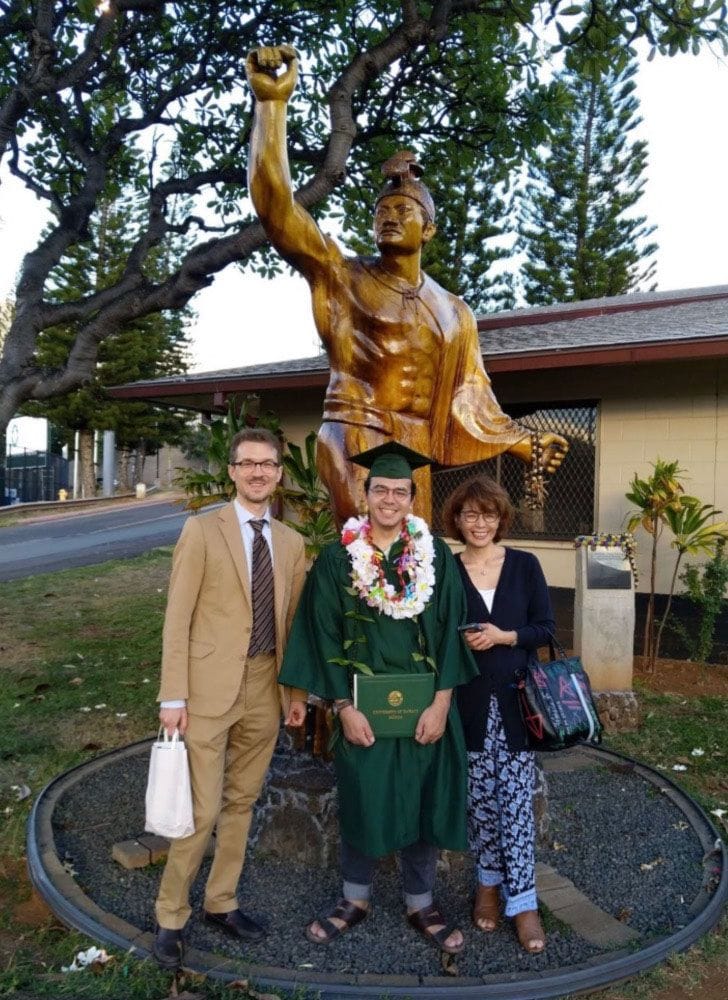 息子デルスのハワイ大学卒業式で、親子3人の記念写真。