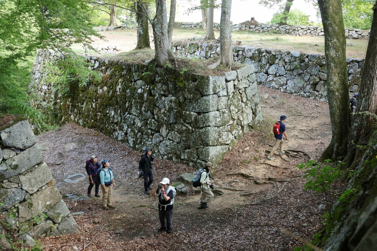 高取城は日本三大山城とされ、登山者だけでなくお城好きや歴史好きが全国から訪れる。
