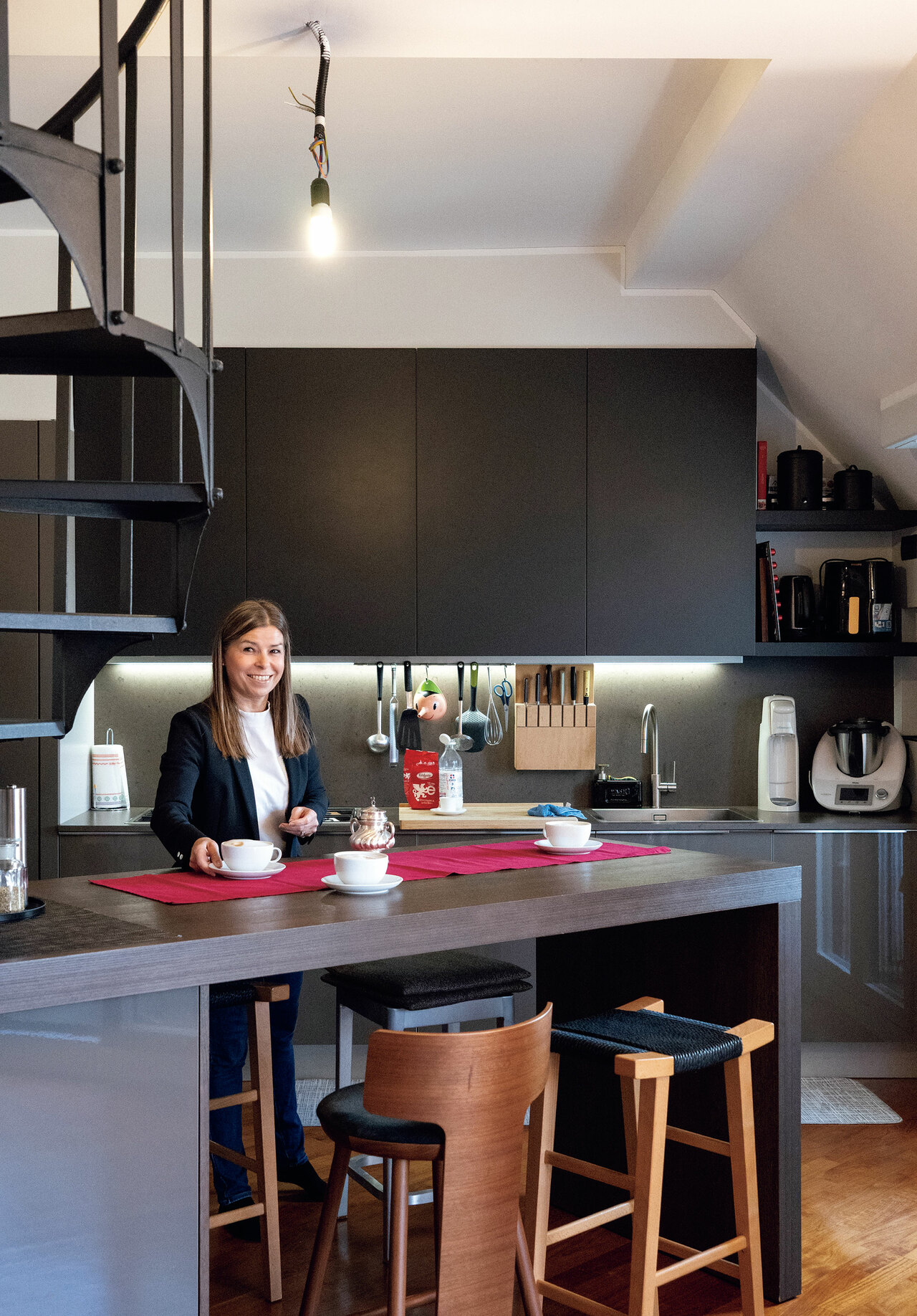 カウンタータイプのダイニングテーブルは人数に応じて伸び縮みができる。