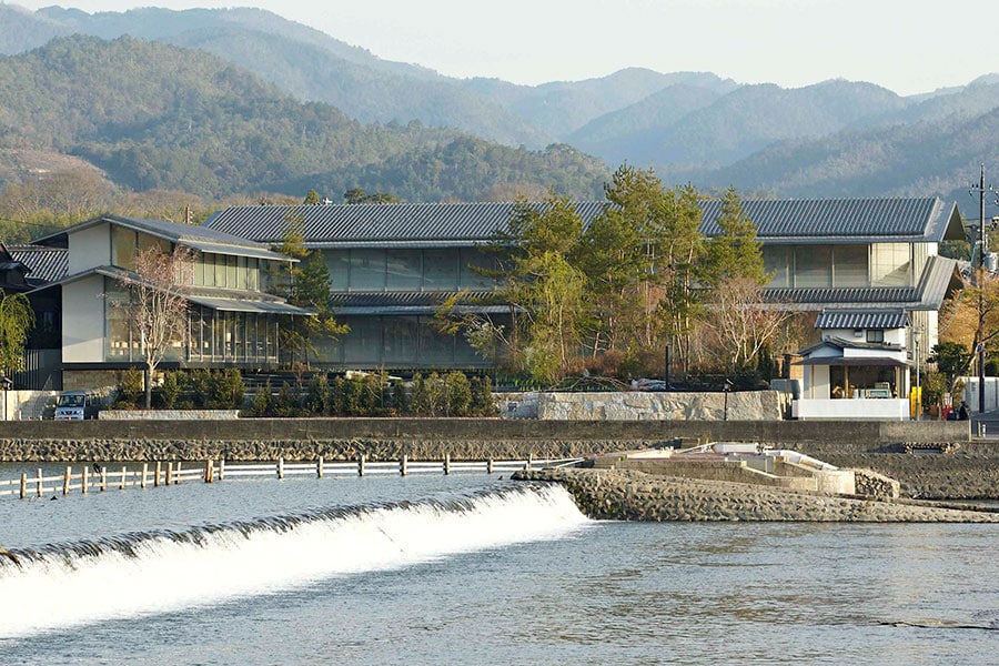 福田美術館の建築は、伝統的な京町家のエッセンスを踏まえつつ、これからの100年のスタンダードとなるような新しい日本建築を志向。