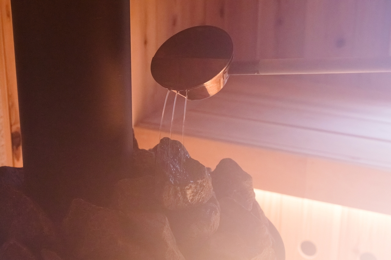 熱した石に水を注いで蒸気を作る。