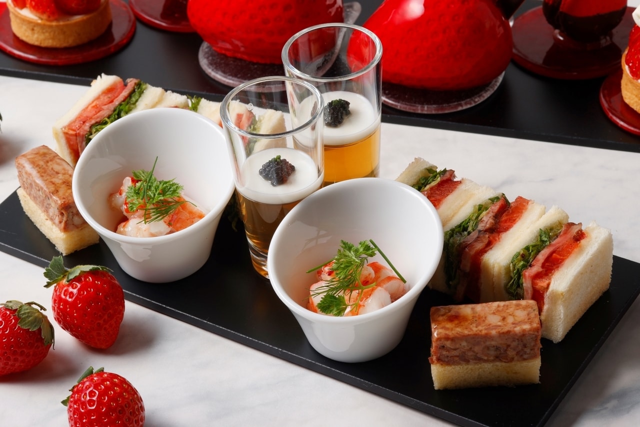 下段のセイボリープレートのイメージ。「独自の調理法で加工した黒毛和牛のインダイレクトロティ“シグネチャーサンド”」ほか全5種。