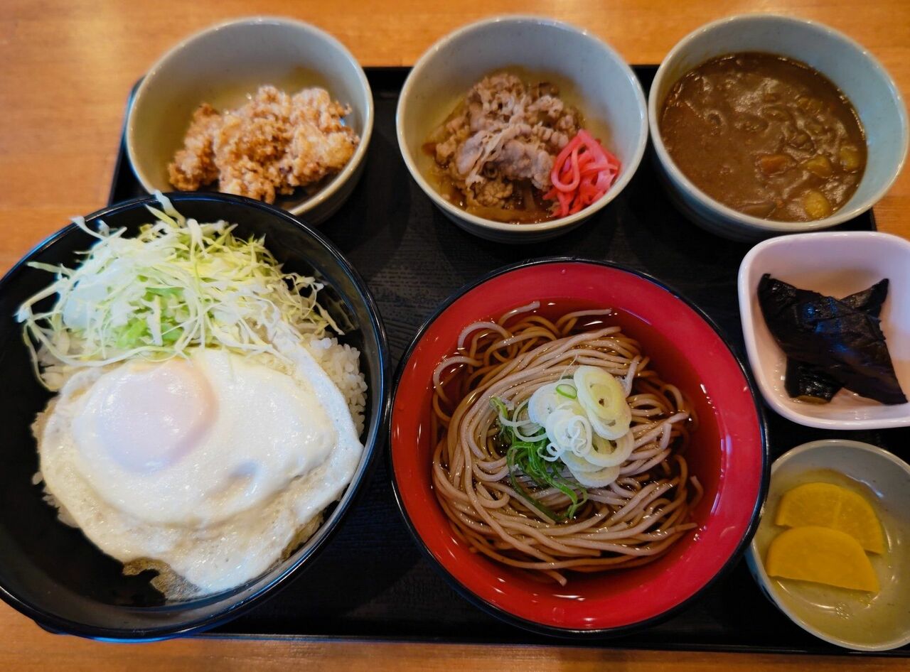 人気の「MAX定食」（牛皿、カレールー、唐揚げ、目玉焼き丼、そばなど）