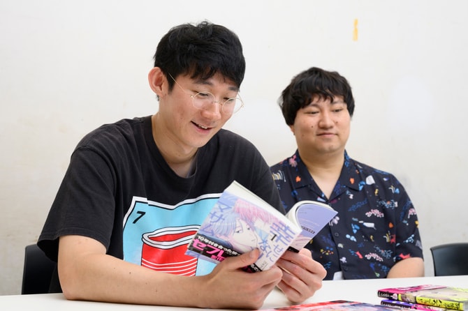 左から、ロングコートダディの堂前透さん、兎さん。