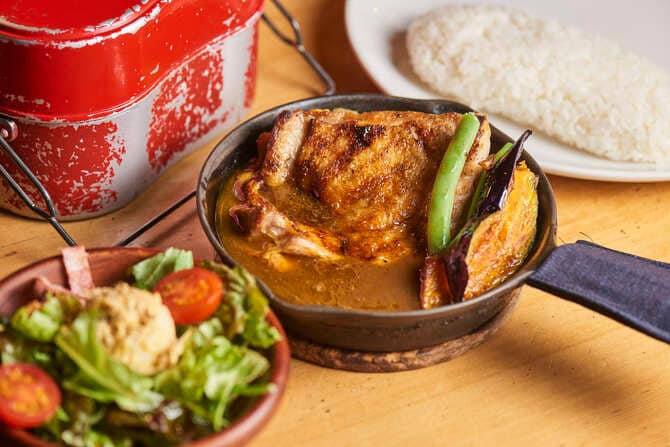 ステーキを食べる時はルーの中で肉にナイフを入れるのがポイント。肉汁がルーと合わさることでアルペンジローのルーが完成。